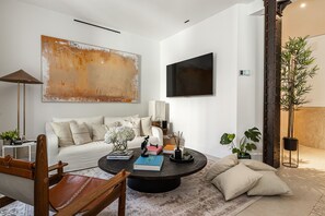 Ein modernes Wohnzimmer mit einer Couch, einem Couchtisch und dekorativen Elementen.