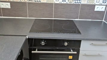 Cafetière/bouilloire, réfrigérateur, micro-ondes, four