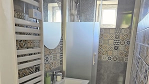 A bathroom with a shower, a sink, and a mirror. - Creil 10 min · Paris, CDG 25 min · Asterix 20 min · JW Assembly 2 min (Creil)
