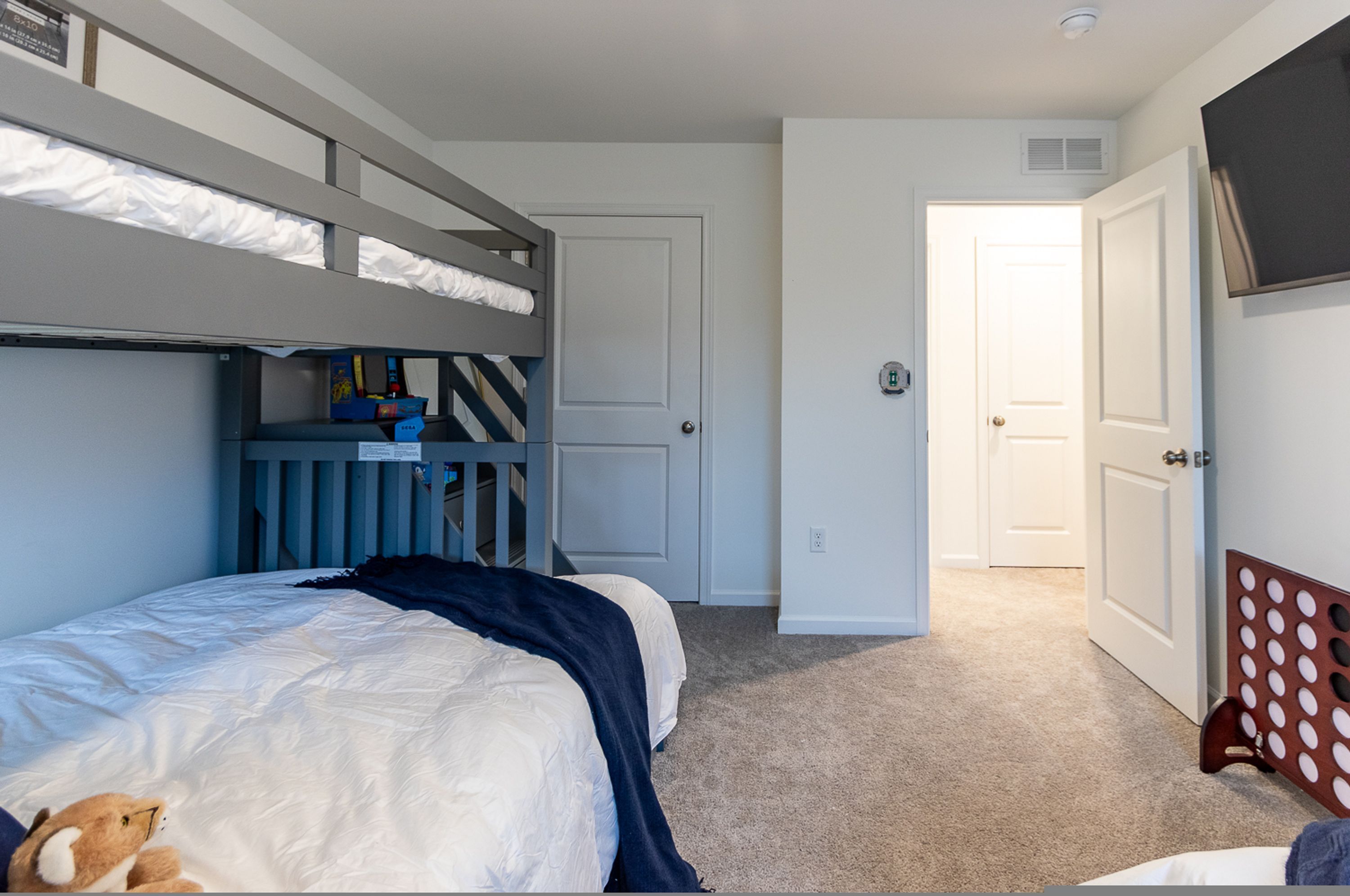 3 bedrooms, desk, iron/ironing board, travel crib