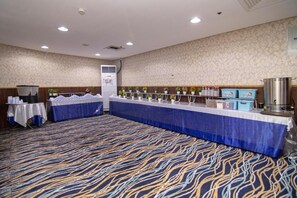 Ein Konferenzraum mit einem langen Tisch, Stühlen und einem gemusterten Teppich.