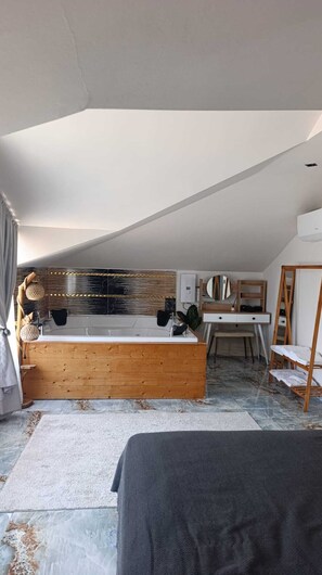 A modern bathroom with a wooden vanity, a large mirror, and a bathtub. - Stunning 2-Bedroom Villa with Heated Pool & Jacuzzi in Antalya, Kemer (Antalya)