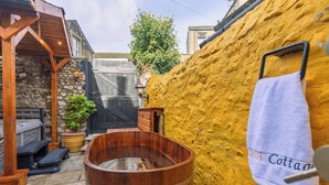 Outdoor spa tub - Spa Cottage - Hot tub, Cold Pod & Sauna (Morecambe)