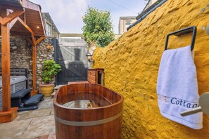 Outdoor spa tub - Spa Cottage - Hot tub, Cold Pod & Sauna (Morecambe)