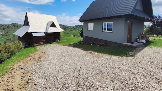 Ein Haus mit Kiesweg und Rasenfläche.