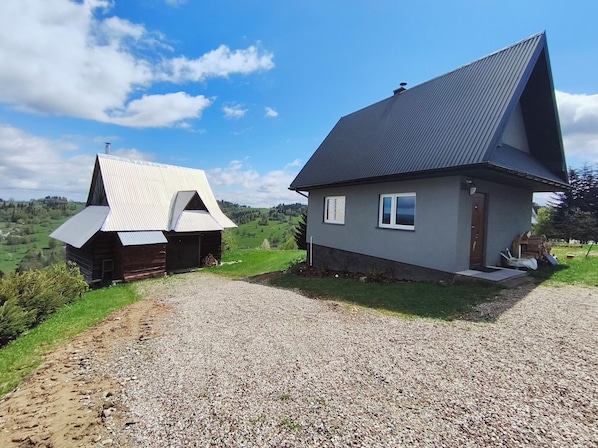 A house with a gravel driveway and a grassy area. - Tranquil 1-bedroom cottage perfect for a relaxing getaway (Unknown)