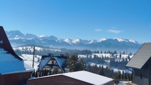 Eine Berglandschaft mit schneebedeckten Gipfeln und blauem Himmel.