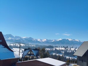 A mountain landscape with snow-covered peaks and a clear sky. - Tranquil 1-bedroom cottage perfect for a relaxing getaway (Unknown)