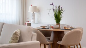 A dining area with a round table, chairs, a lamp, and a plant. - Polacos Residence | 1BR | Apt C by LovelyStay (Vila Nova de Gaia)