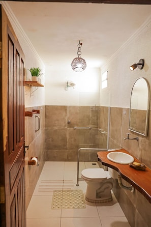 A bathroom with a toilet, sink, shower, and a hanging light fixture. - Rancho Alegre c Wi-fi Ar Condicionado e Natureza (Itabaiana)