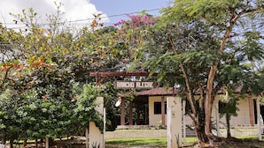 A building with a sign reading 'RANCHO ALEGRE' and a covered entrance. - Rancho Alegre c Wi-fi Ar Condicionado e Natureza (Itabaiana)