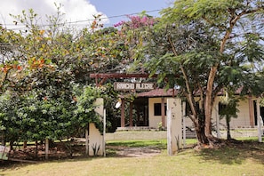 A building with a sign reading 'RANCHO ALEGRE' and a covered entrance. - Rancho Alegre c Wi-fi Ar Condicionado e Natureza (Itabaiana)