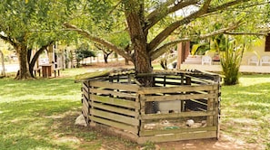 A wooden structure with a roof, surrounded by grass and trees. - Rancho Alegre c Wi-fi Ar Condicionado e Natureza (Itabaiana)