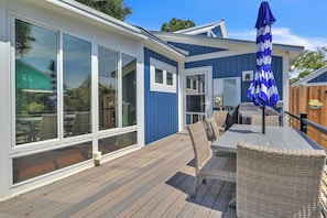 Une terrasse dotée de mobilier d’extérieur et d’un espace abrité.