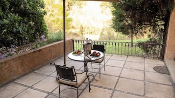 Executive Suite, Patio, River View | Outdoor dining