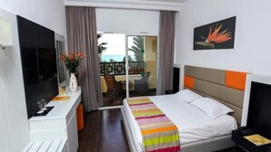 Une chambre d’hôtel avec un lit, une télévision, un bureau et une vue sur l’extérieur.