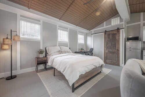 The Cozy Cottage - Private Yard • Pet Friendly • Seminole Heights