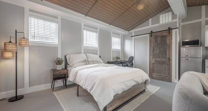 The Cozy Cottage - Private Yard • Pet Friendly • Seminole Heights