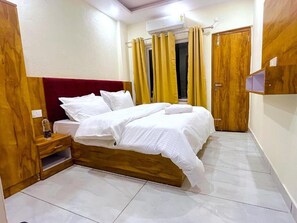 Doppia Deluxe, balcone, vista città | Una scrivania, Wi-Fi gratuito