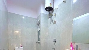 Free toiletries, towels - Bunk Hostel Tapovan (Rishikesh)