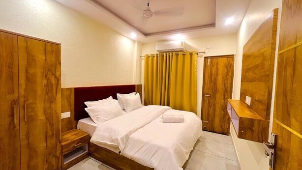 Deluxe Double Room, Balcony, City View - Bunk Hostel Tapovan (Rishikesh)