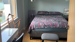 A bedroom with a bed, a desk, a chair, and a bench. - 2 bedroom 2 bathroom apartment in West Hampstead/ Finchley Road London (London)