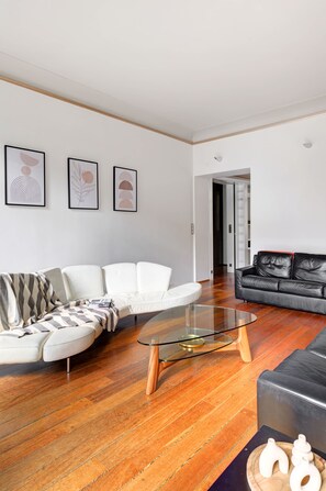 There is a flat screen TV with local channels and free Wi-FI - Stylish 3BR Retreat in the Heart of Le Marais (Paris)
