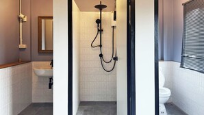 Quarto família, várias camas, para não fumantes, aceita animais de estimação | Banheiro | Produtos de toalete grátis, toalhas de banho, shampoo 