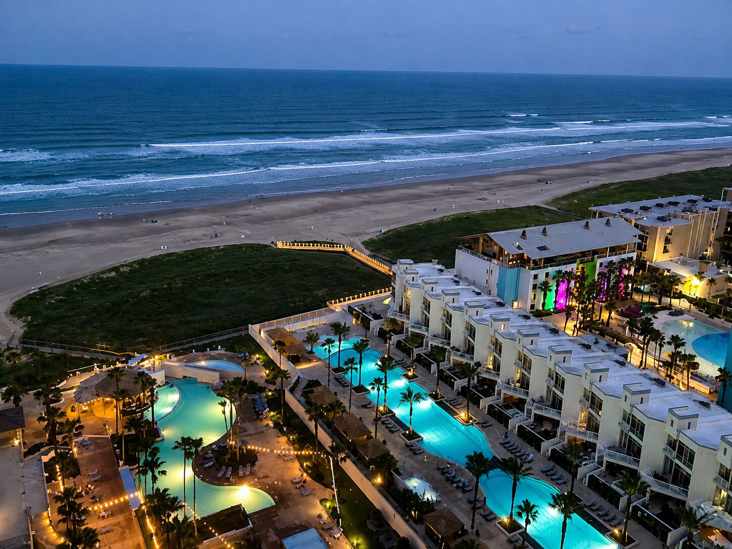 Un complexe hôtelier doté de plusieurs piscines, d’un accès direct à la plage et de bâtiments modernes.