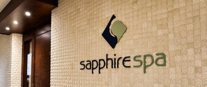 Eine Wand mit einem Logo und dem Text 'sapphire spa'.