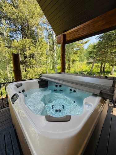 Deer Creek Lodge -12 min. to YNP+Hot tub+AC+Sauna Sleeps 26 + New Built 2026