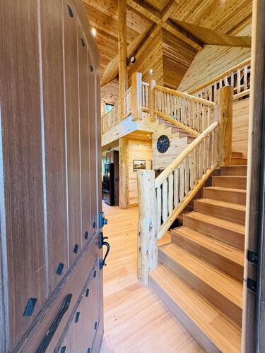 Deer Creek Lodge -12 min. to YNP+Hot tub+AC+Sauna Sleeps 26 + New Built 2026
