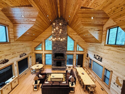 Deer Creek Lodge -12 min. to YNP+Hot tub+AC+Sauna Sleeps 26