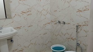 A bathroom with a sink, toilet, and shower. - Hotel Deewan Saray (Haldwani)