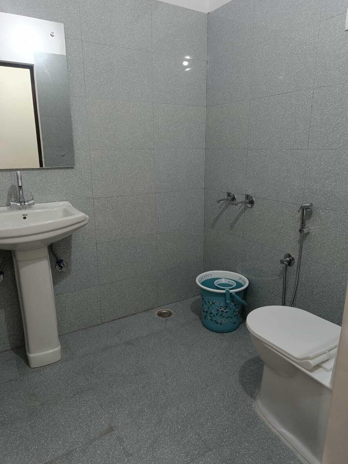 Comfort Single Room, Multiple Beds, Air conditioning, City View | Bathroom | Combined shower/tub, free toiletries, towels, soap