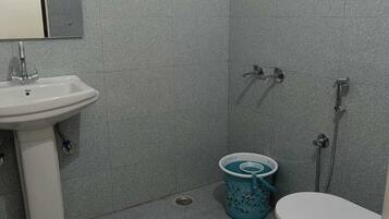 Comfort Single Room, Multiple Beds, Air conditioning, City View | Bathroom | Combined shower/tub, free toiletries, towels, soap