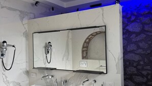 A modern bathroom with two sinks, a large mirror, and a shower. - Villa L'Ara Due (Capri)