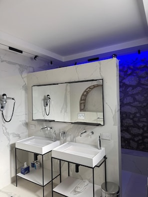 A modern bathroom with two sinks, a large mirror, and a shower. - Villa L'Ara Due (Capri)