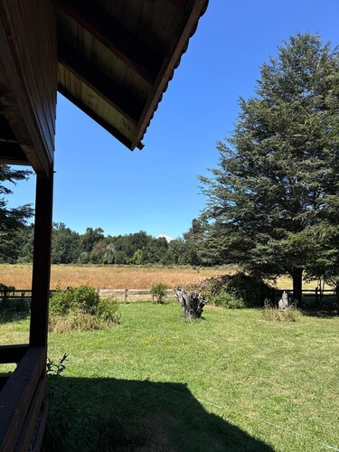 A cozy home built with local woods, featuring a private beach on the Liucura River.