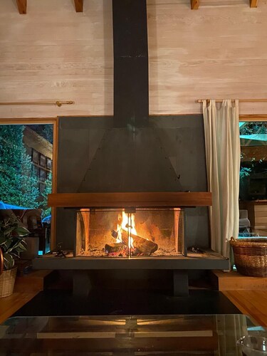 A cozy home built with local woods, featuring a private beach on the Liucura River.