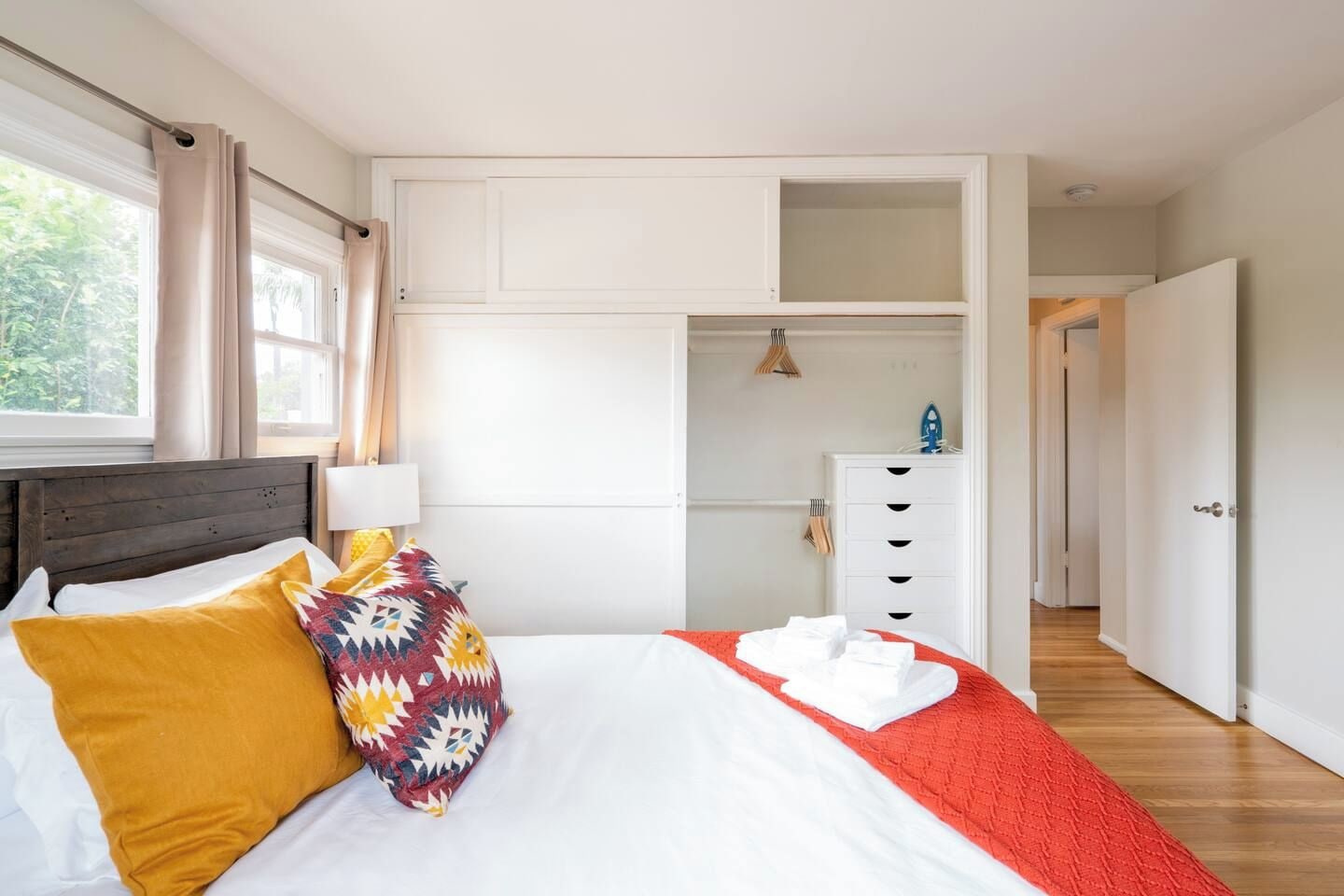 Ein Schlafzimmer mit einem Bett, einem Schminktisch und einem begehbaren Kleiderschrank.