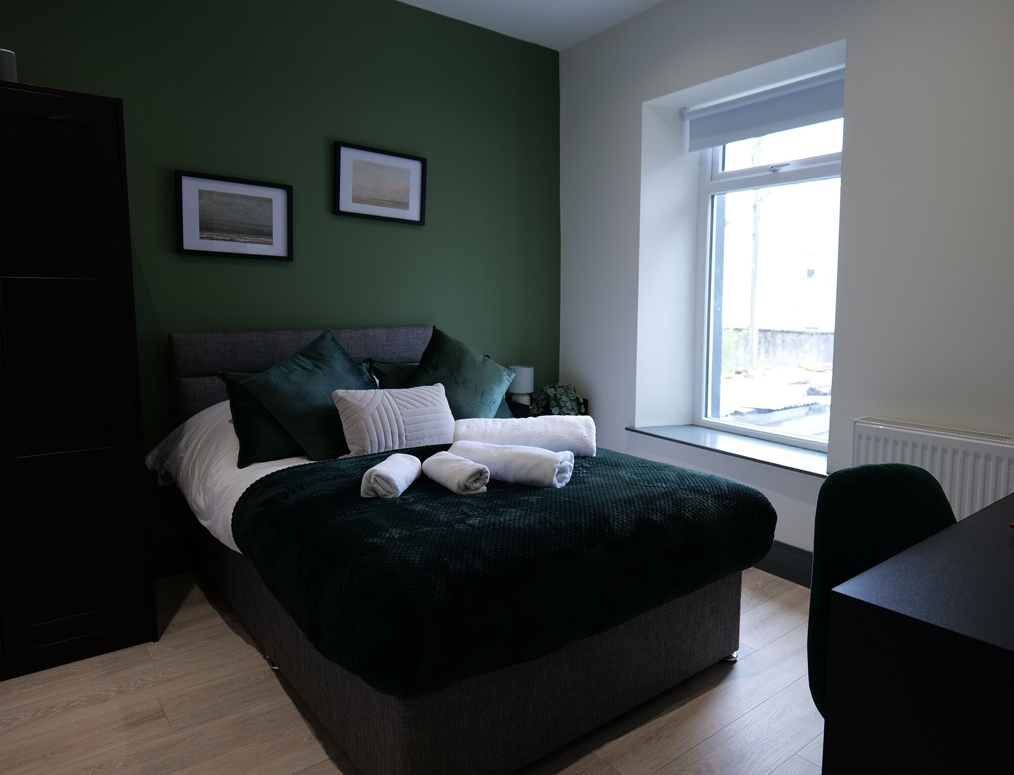Une chambre à coucher avec un lit, une fenêtre et un bureau.