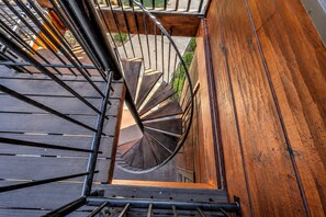 Eine Wendeltreppe mit Holzverkleidung und Metallgeländern.