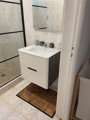 Bruser, hårtørrer, håndklæder, Toiletpapir