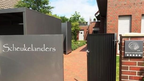 Ein verschlossenes Tor mit einem Schild, auf dem 'Scheukelanders' steht.