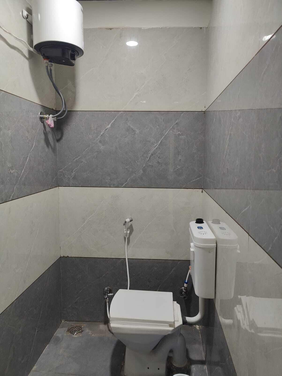 Deluxe Room | Bathroom | Shower, free toiletries, towels, soap