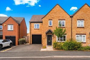 Unclassified image, 2 of 14, button - Spacious home l Sleeps 8 l Parking & Garden (telford and wrekin)
