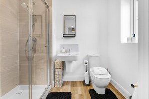 Unclassified image, 5 of 14, button - Spacious home l Sleeps 8 l Parking & Garden (telford and wrekin)