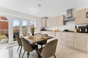 Unclassified image, 4 of 14, button - Spacious home l Sleeps 8 l Parking & Garden (telford and wrekin)
