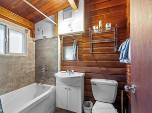 Studio Suite Deluxe | Phòng tắm | Khăn tắm, giấy vệ sinh 